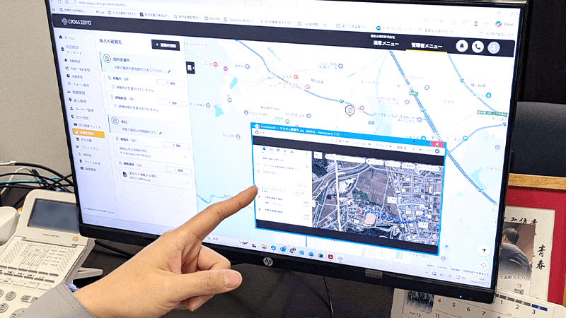 クロスゼロ管理画面で避難所を確認・設定している様子の写真