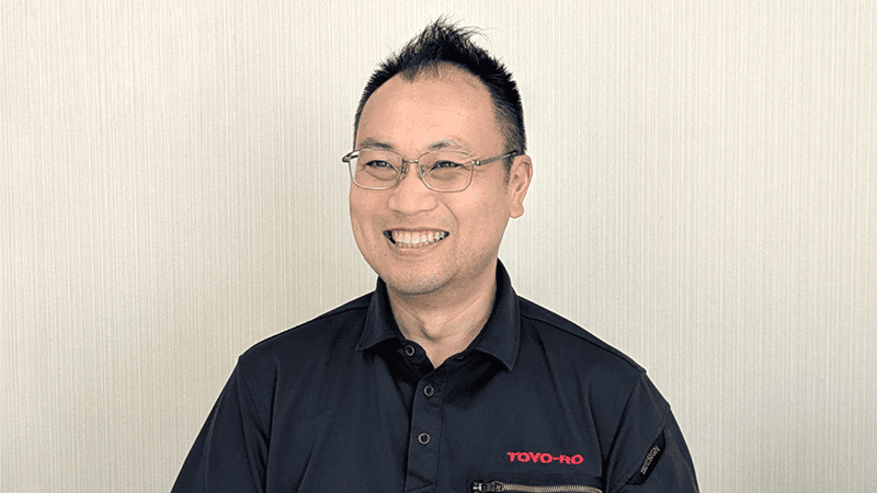 東洋炉工業株式会社の従業員の男性がインタビューを受けている様子